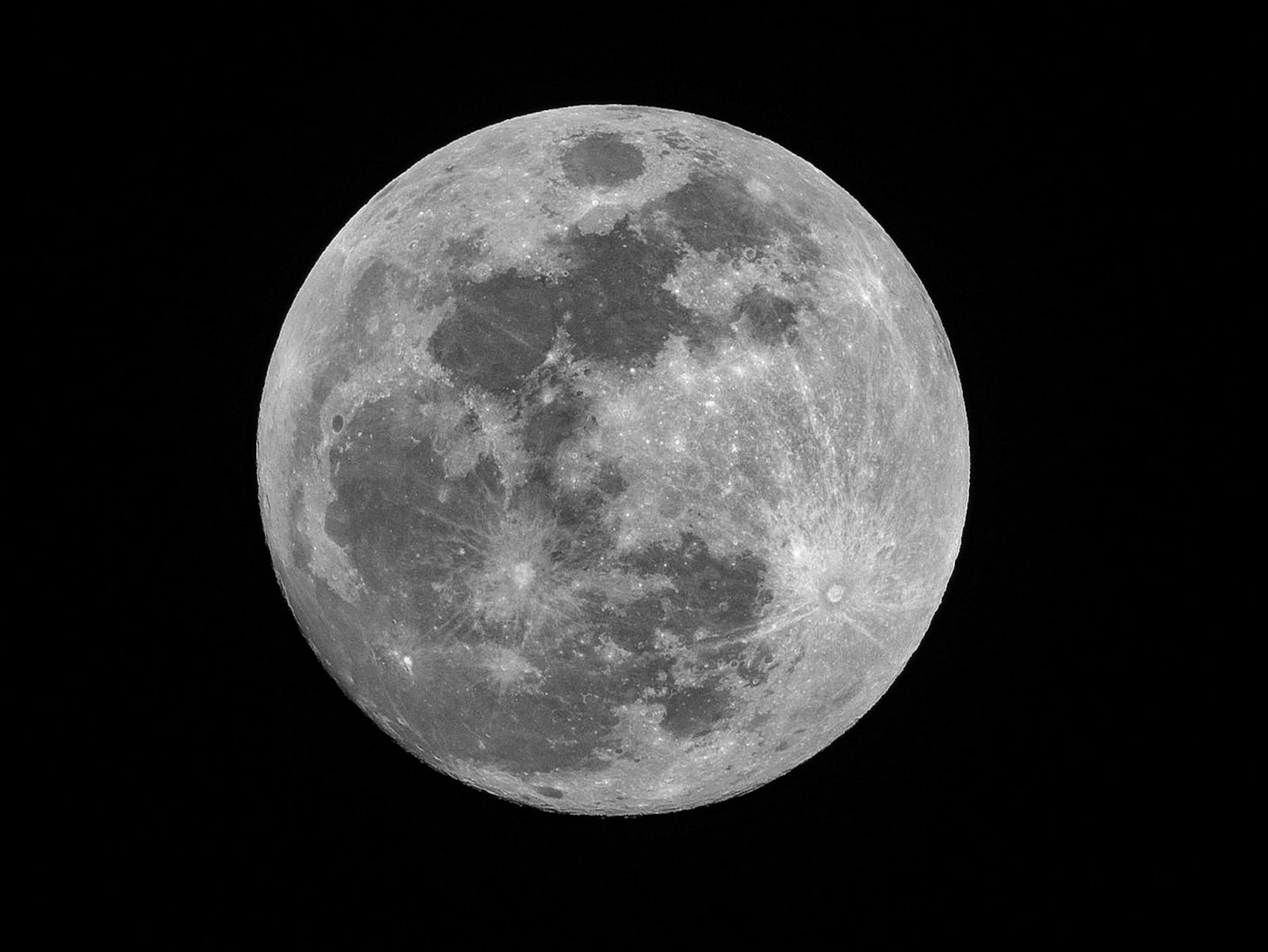 Prénoms célestes : Lune, étoiles et lumière pour votre bébé